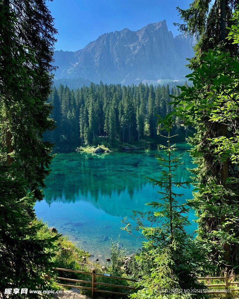 山间幽蓝湖泊美景