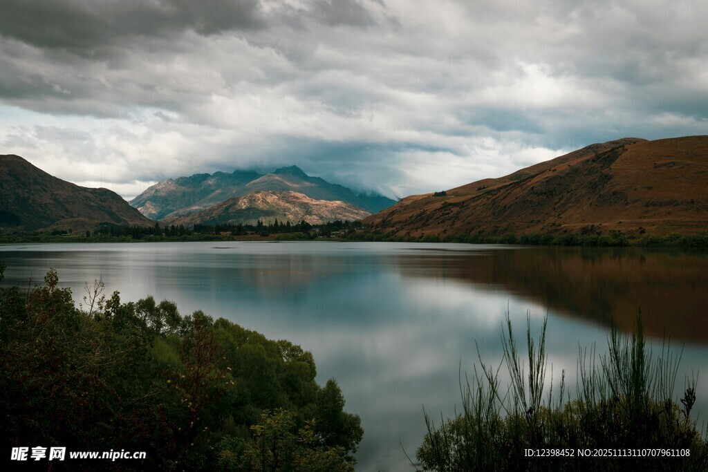 宁静湖景与远方山峦