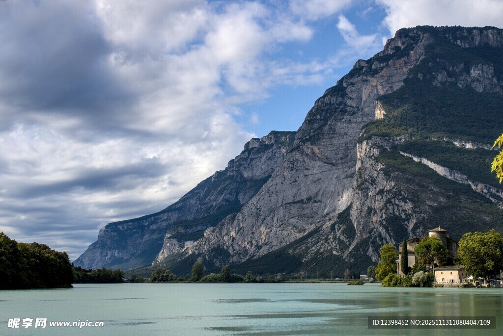 壮丽山水间的湖光山色
