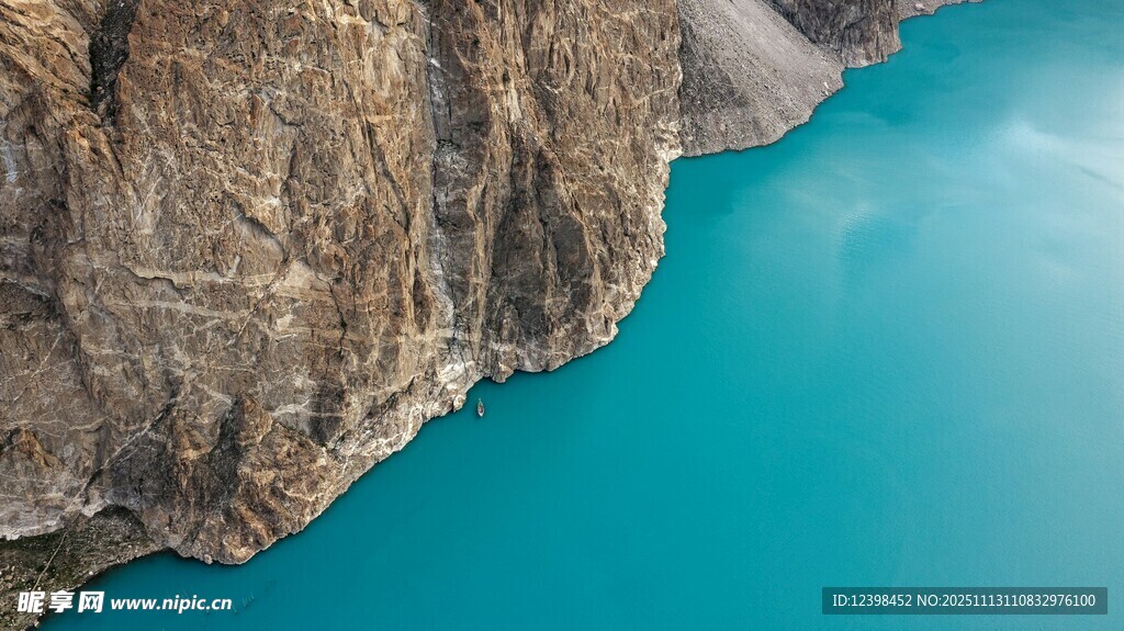 蓝色海岸边的壮丽岩石景观