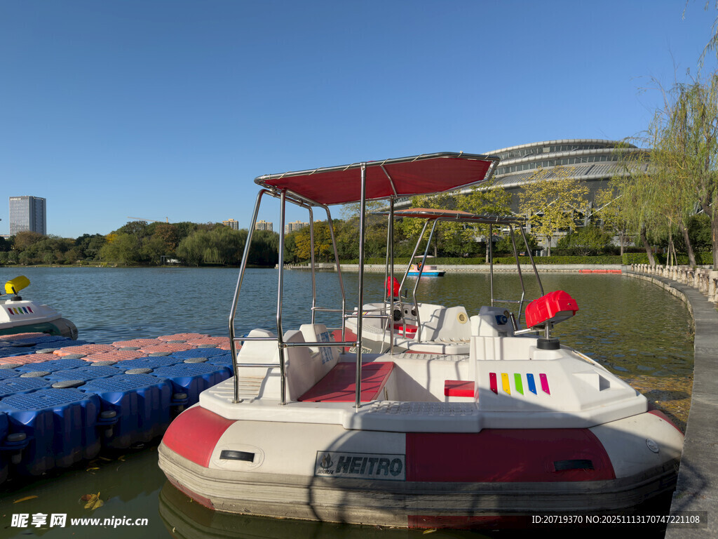 湖畔彩色脚踏船停靠岸边