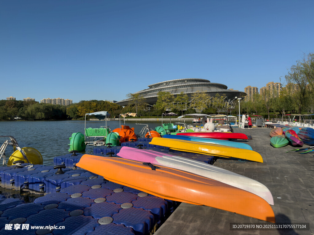 湖畔多彩皮划艇静候出发