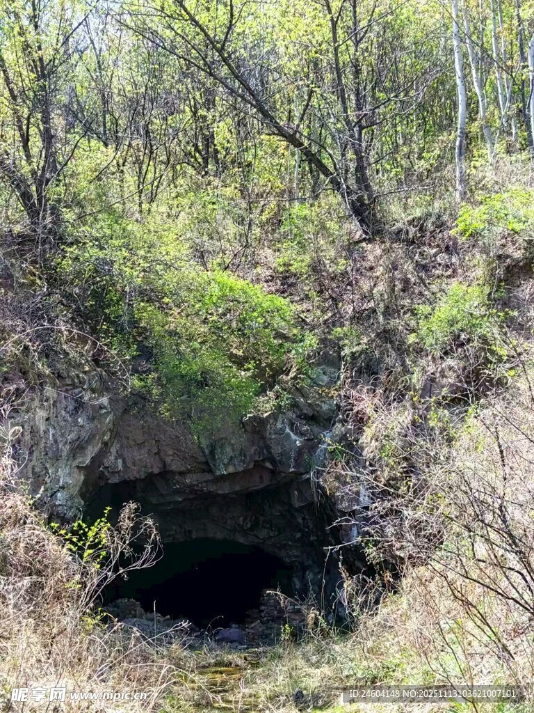 山间隐秘小水潭