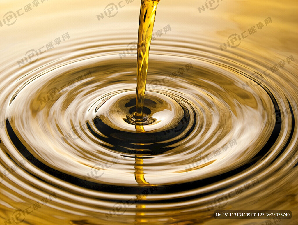 倒油产生的浓郁金黄色涟漪
