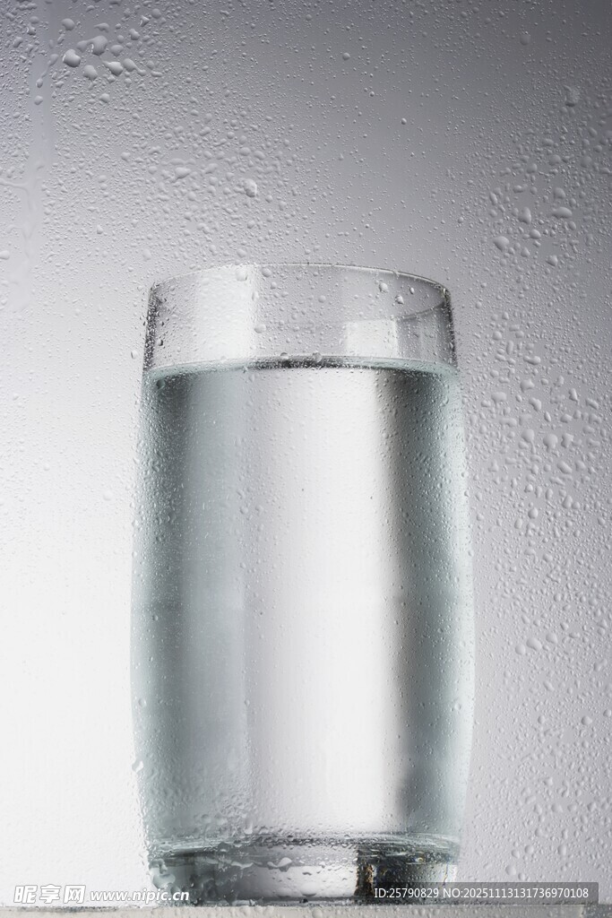 透明玻璃杯中清澈的水