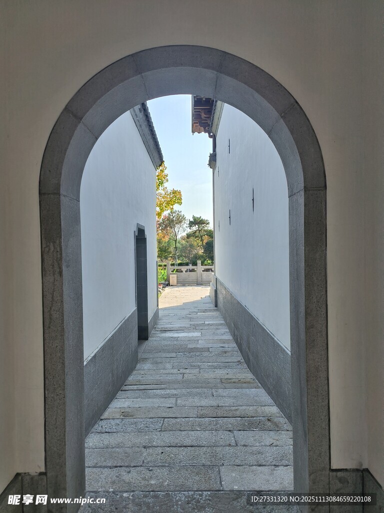 拱形门洞下的宁静小道