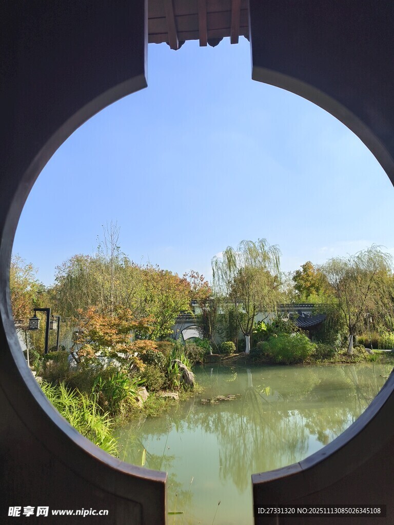 圆窗窥景赏园林风光