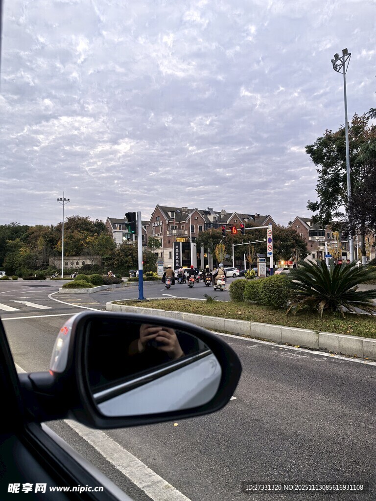 车窗外的道路与街边景象