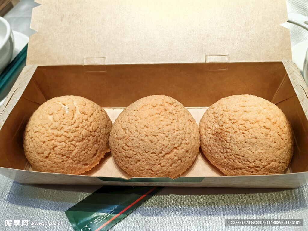 纸盒中的三颗圆形糕点
