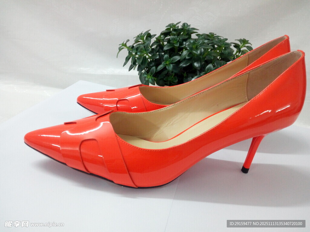 亮面红色尖头高跟鞋展示