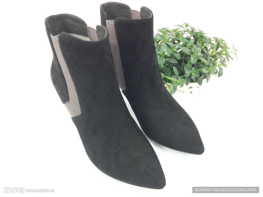 黑色尖头短靴搭配绿植