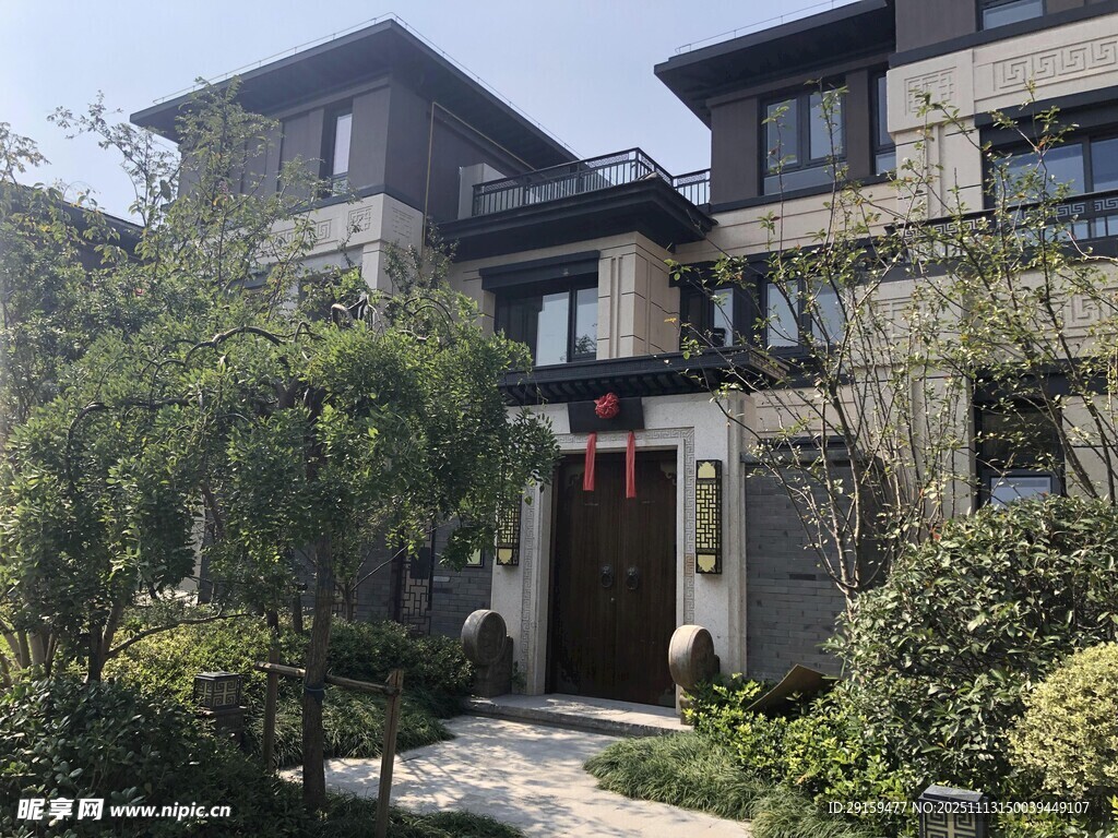 优雅别墅周边绿植环绕