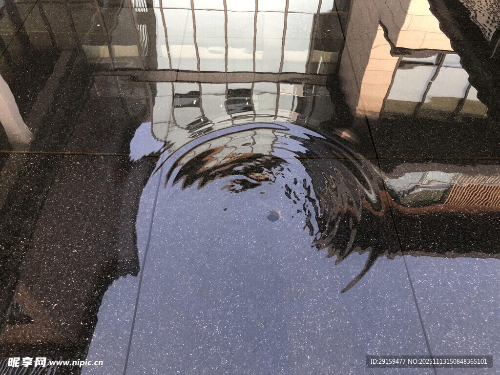 地面积水形成的有趣倒影