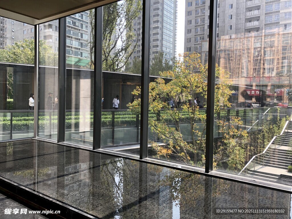 现代玻璃建筑内景视野开阔