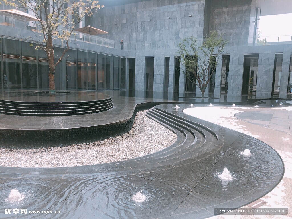 现代建筑前的弧形水景设计