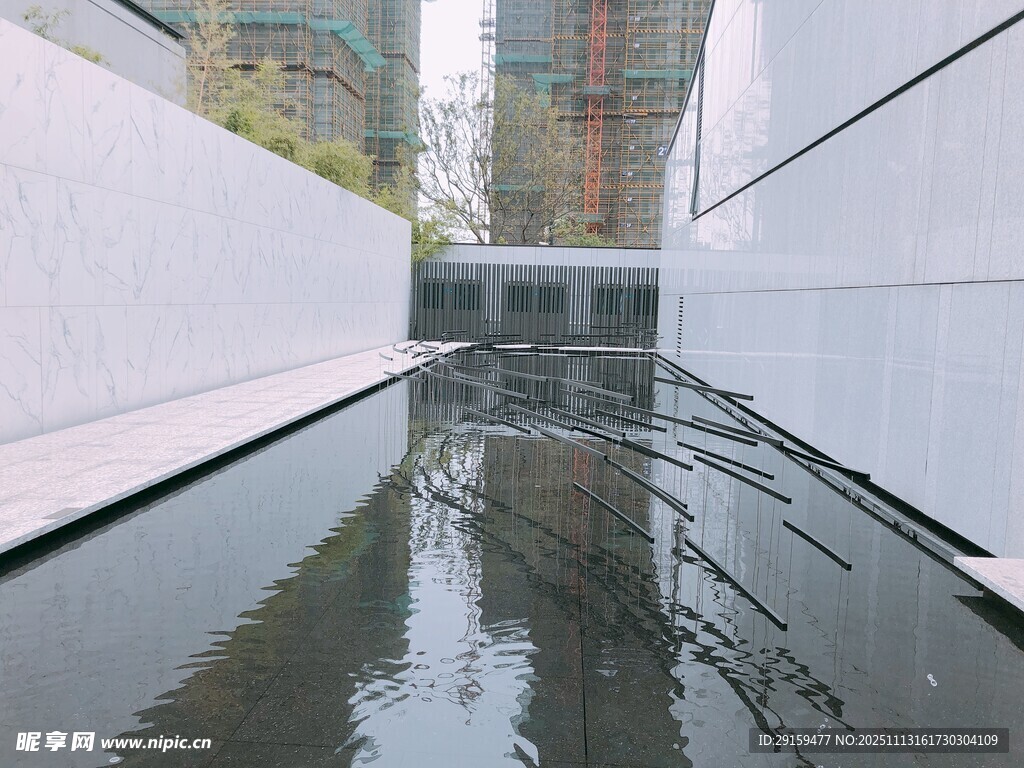 城市间的静谧水景空间