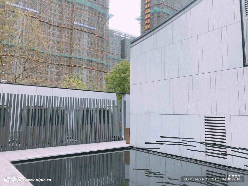 现代建筑旁的户外水池景观