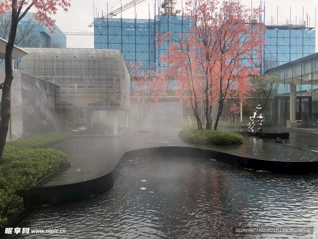 城市水景旁的雾景与建筑