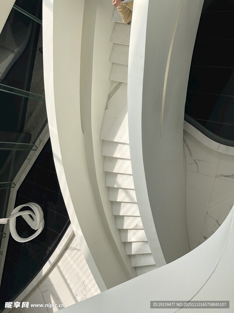 现代简约风格旋转楼梯