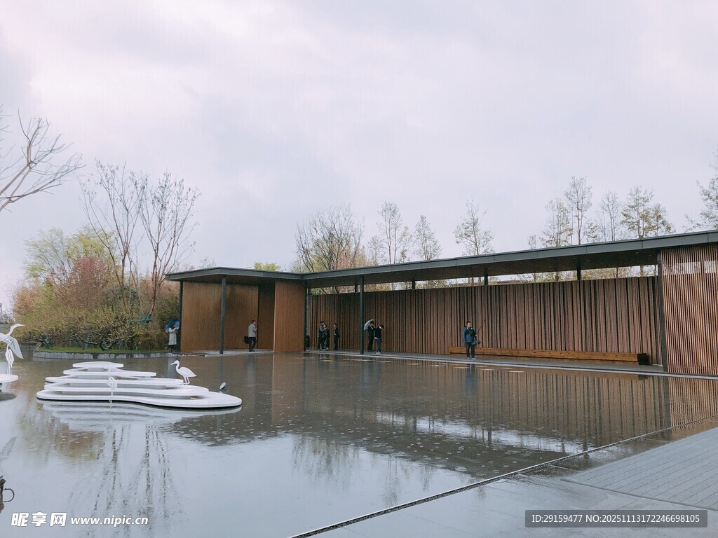 洪水淹没建筑与船只