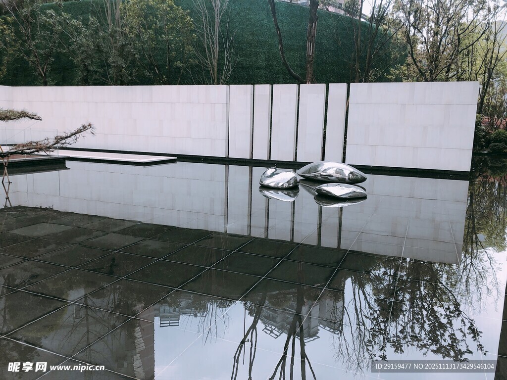 平静湖面的船只倒影景象