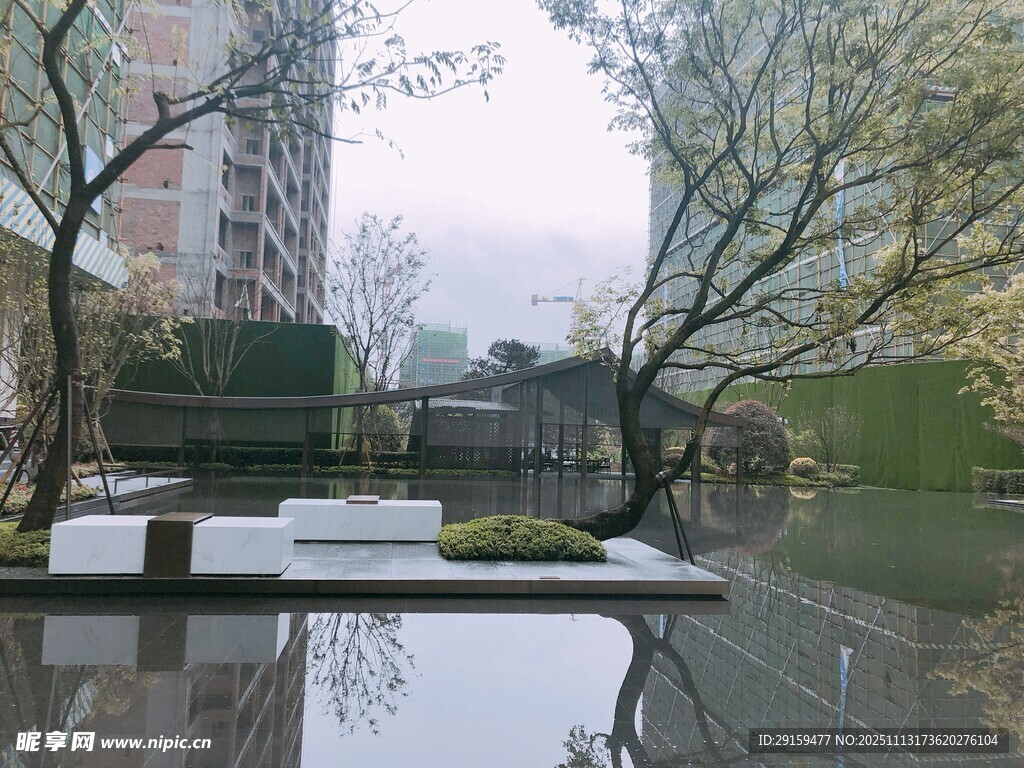 城市静谧水景与绿植景观