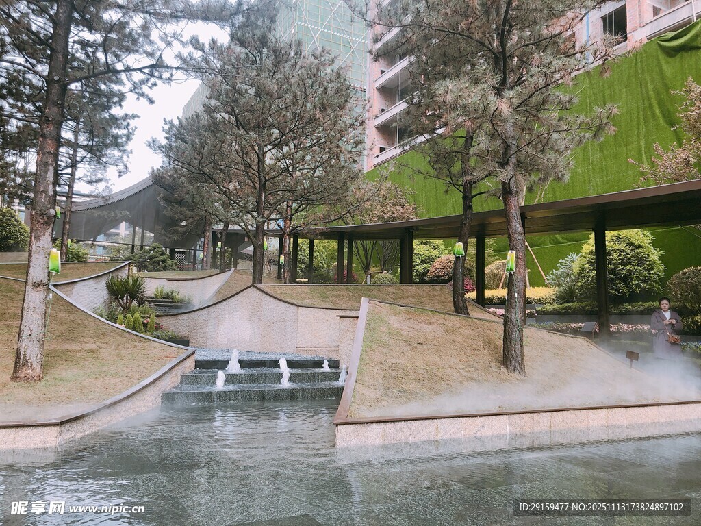 城市中的静谧水景园林