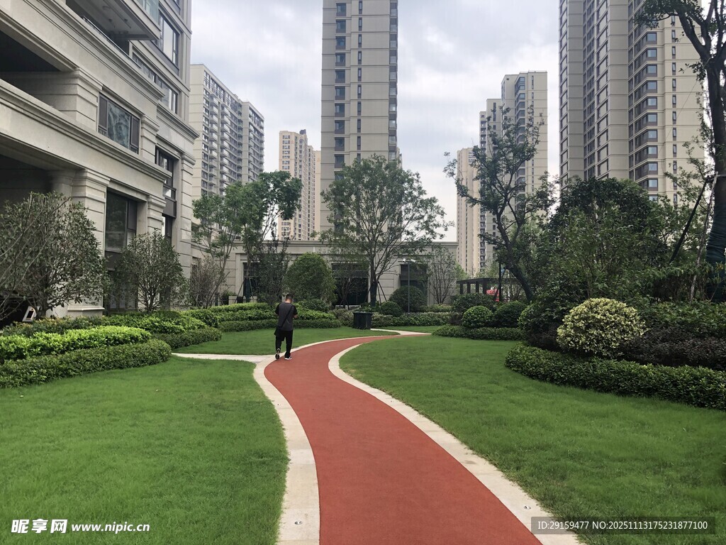 小区内的红色步道景观