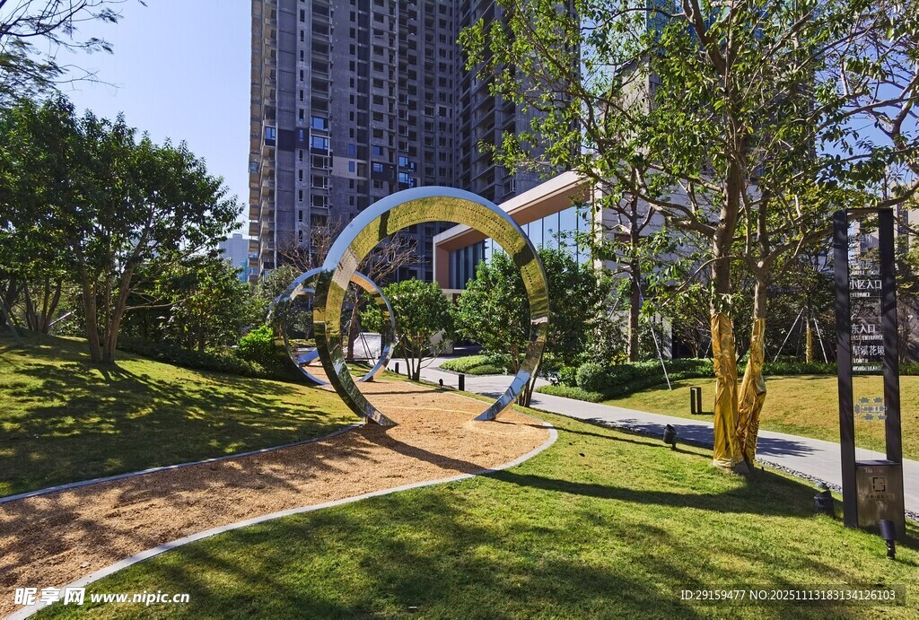 城市公园中的多彩艺术景观