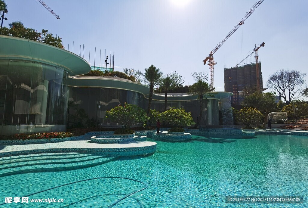 豪华泳池畔的建筑景观