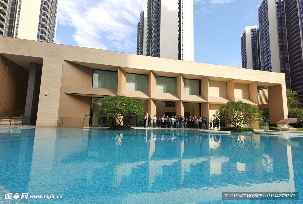 都市中的惬意泳池景观