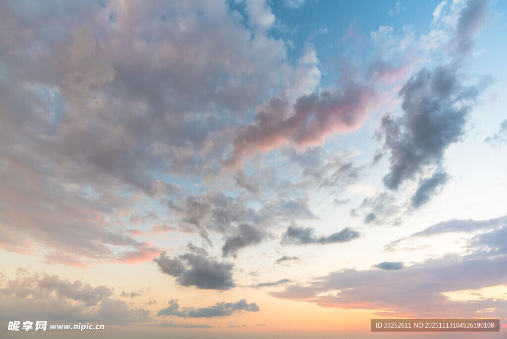 绚丽晚霞中的梦幻天空