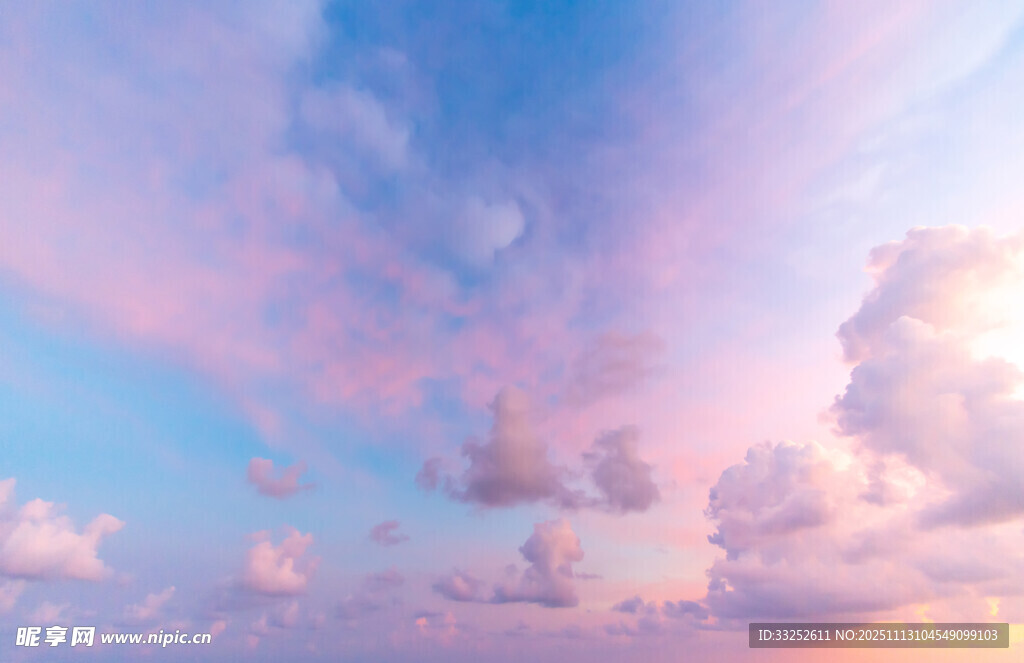 梦幻粉蓝天空中的云朵