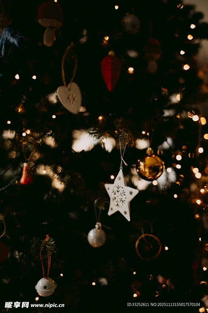 圣诞树上的闪亮星星装饰