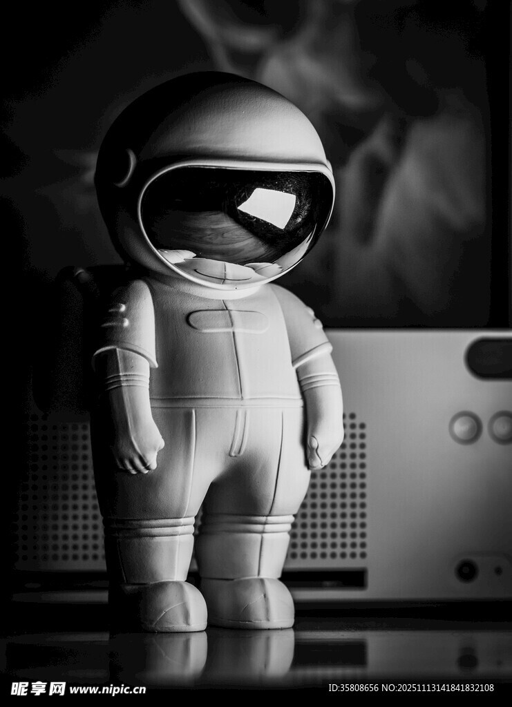 黑白风科幻宇航员形象