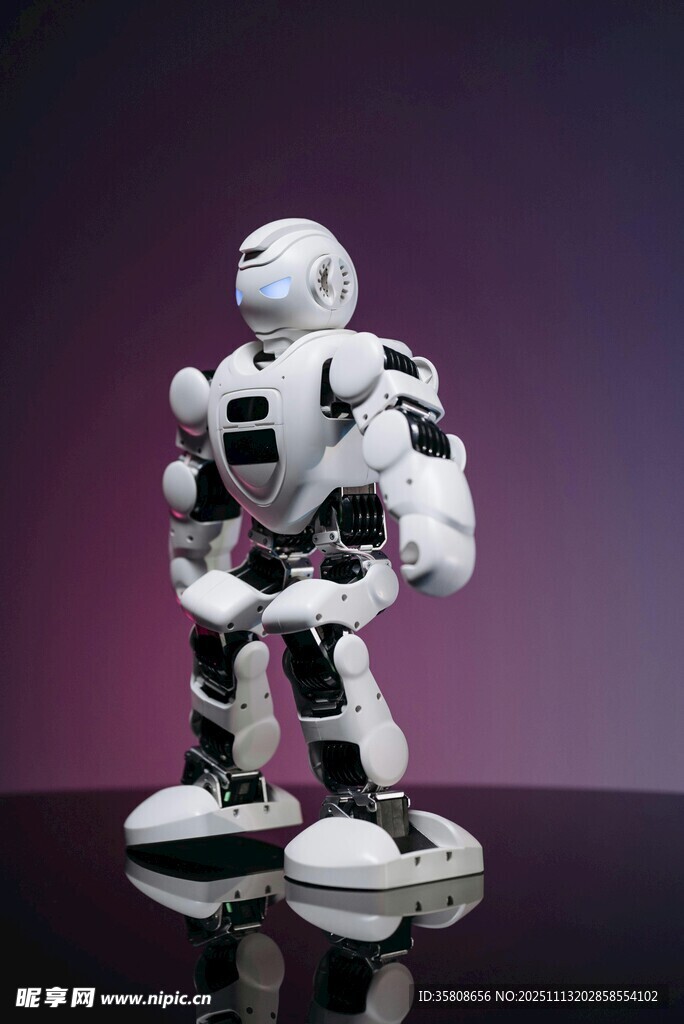 白色机器人模型
