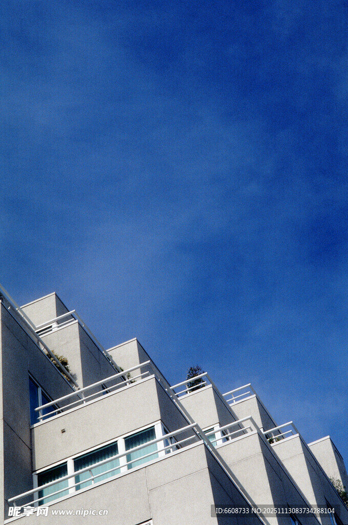 现代建筑仰视蓝天景象
