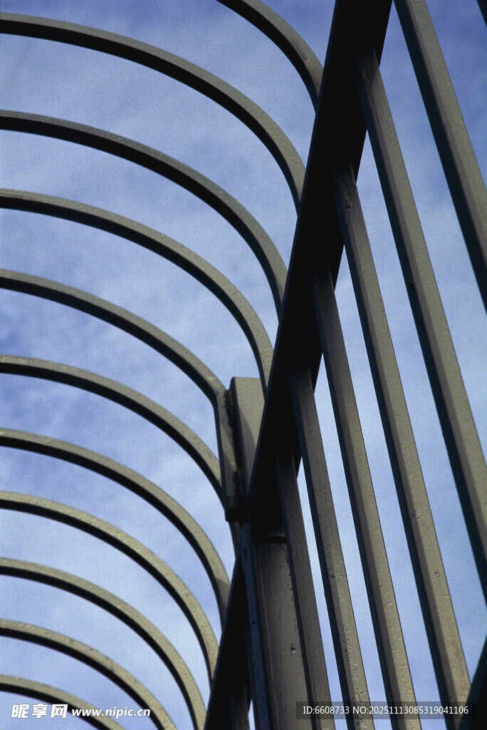 弧形金属结构建筑景观