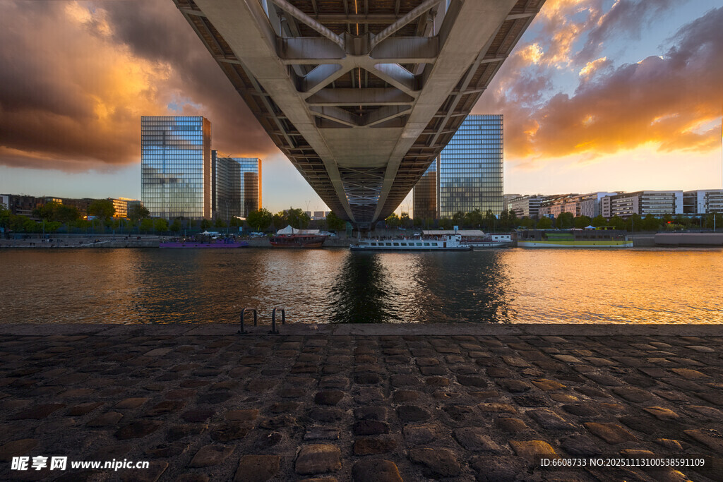 夕阳下的桥梁与城市景观