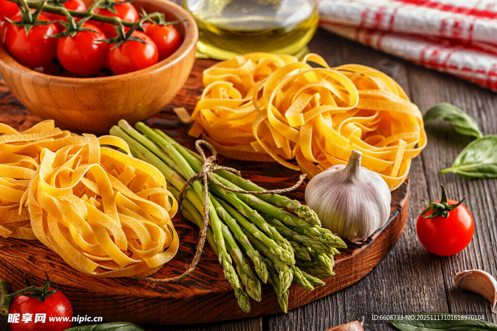 新鲜意面与多彩食材组合