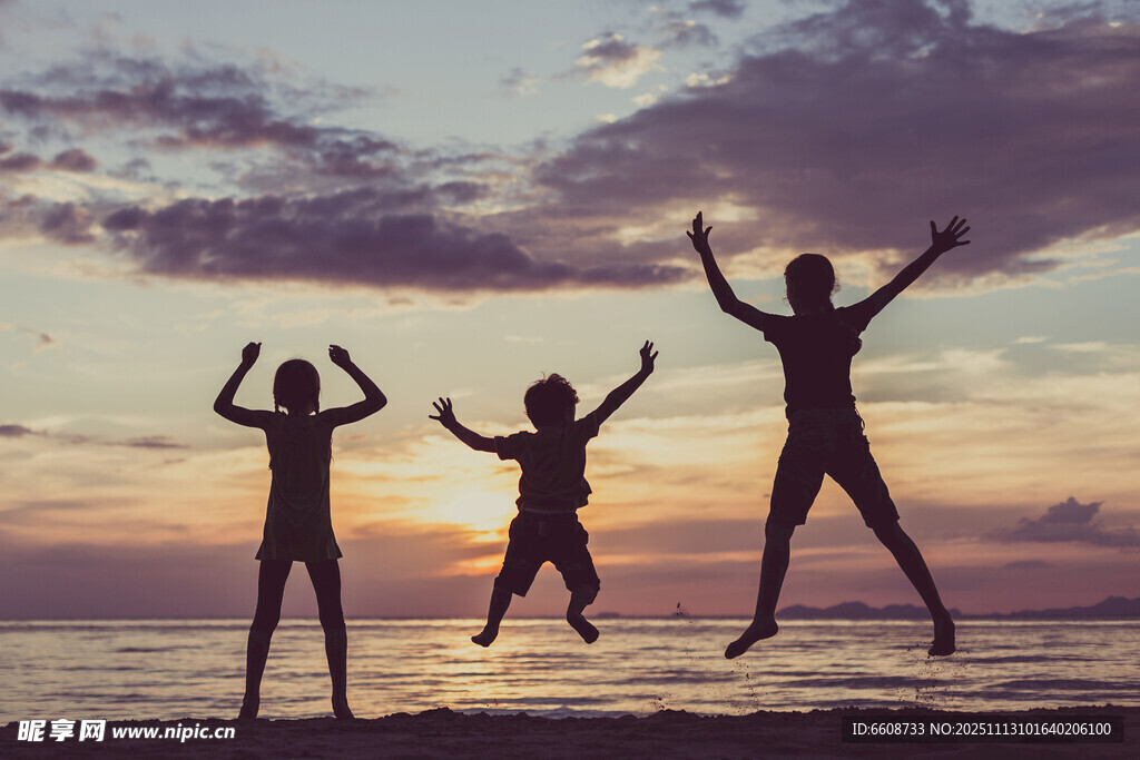 海边亲子欢乐跳跃瞬间