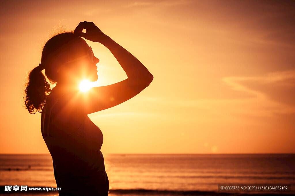 夕阳下海边的女性剪影