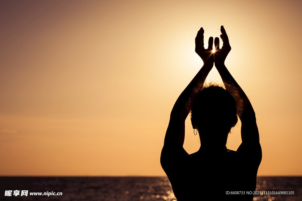 海边瑜伽者迎落日剪影