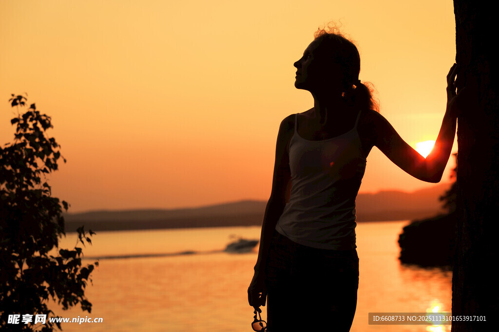 夕阳下女孩的孤独身影