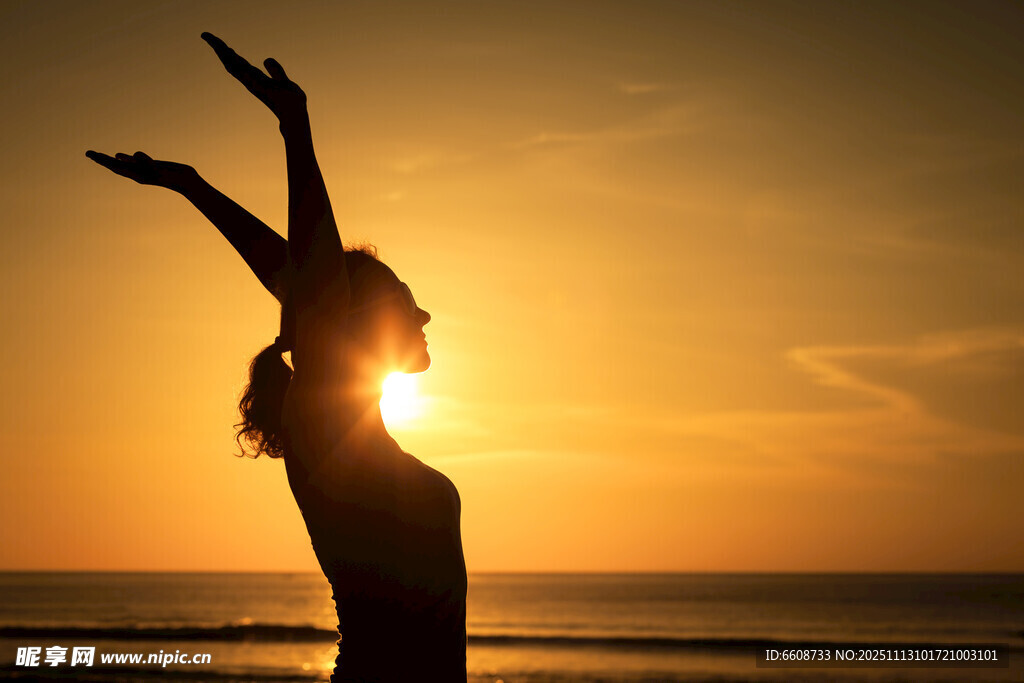 夕阳下伸展身姿的女性