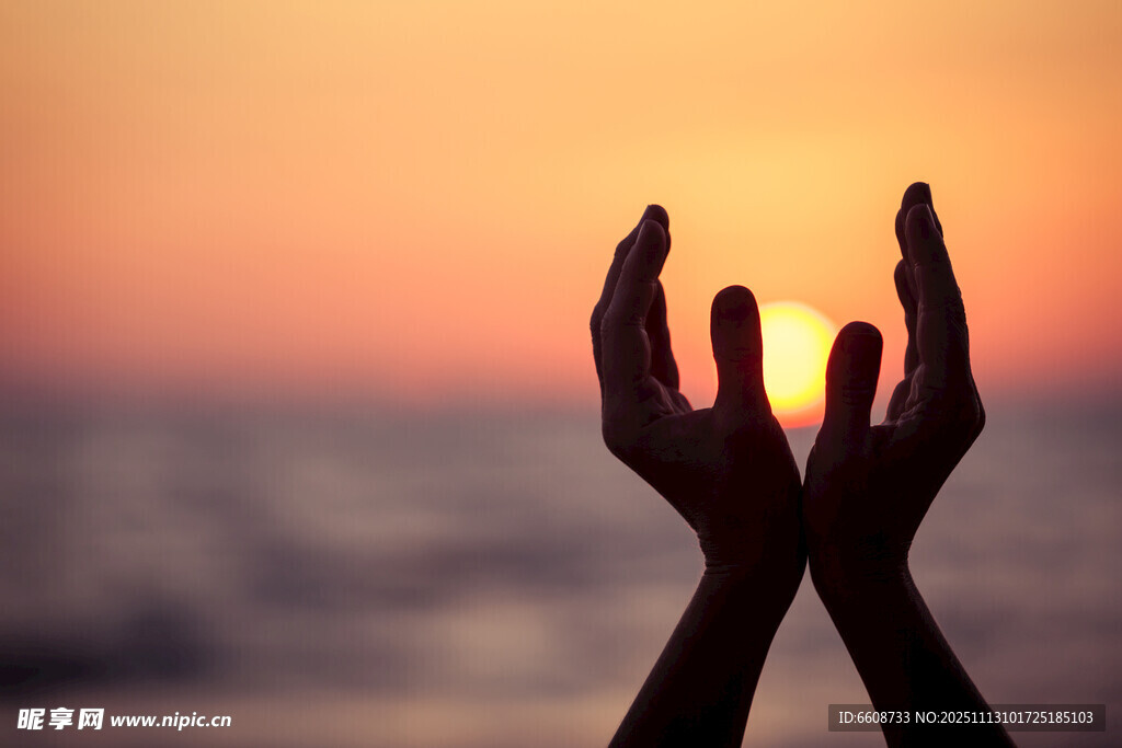 夕阳下双手捧光的剪影