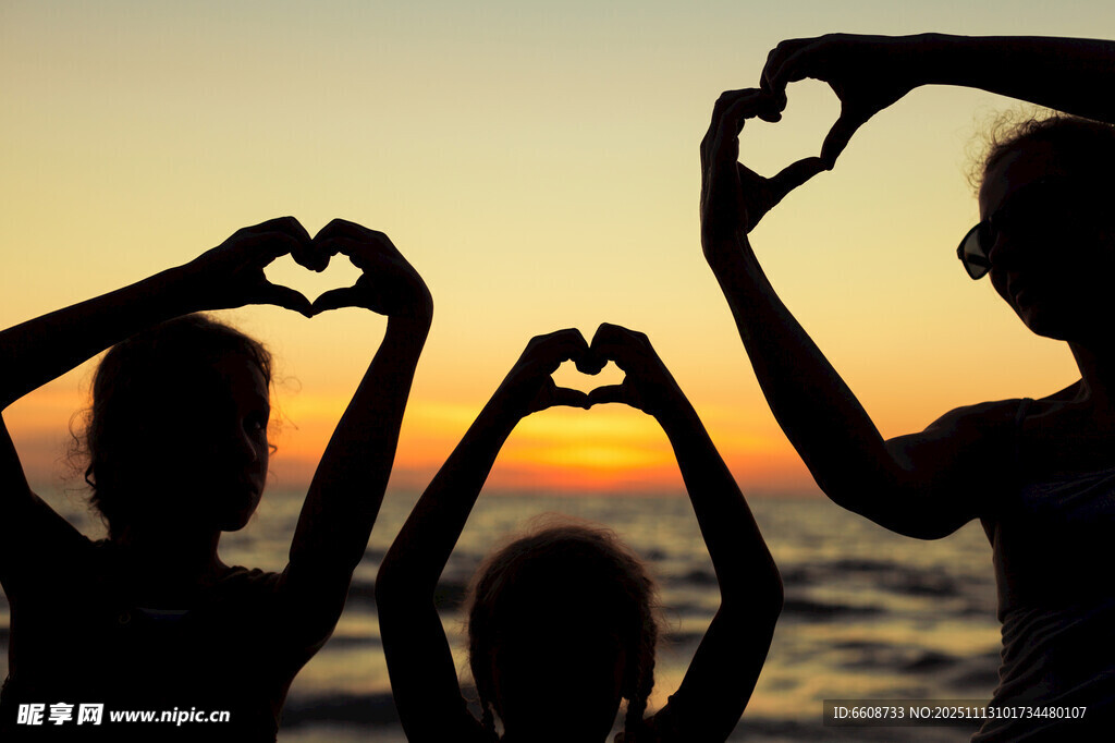 海边家庭夕阳下爱心剪影