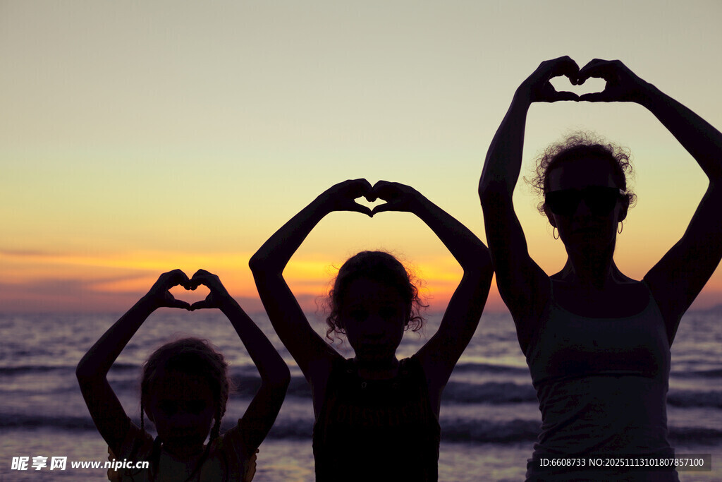 海边三人比心美好瞬间