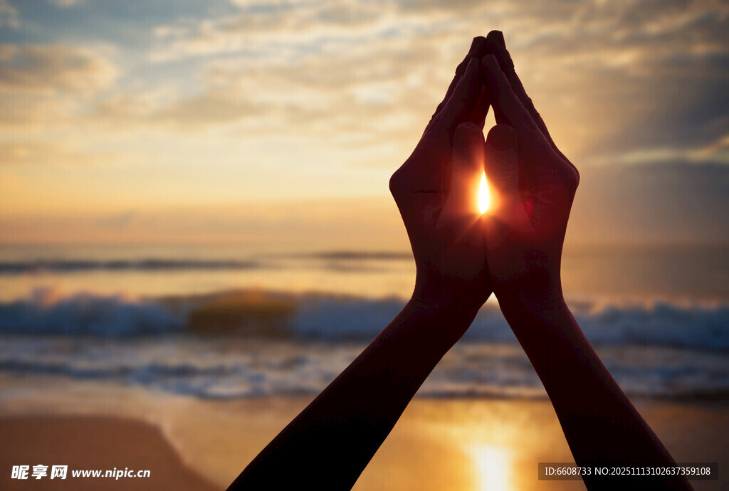 海边双手合十迎日出