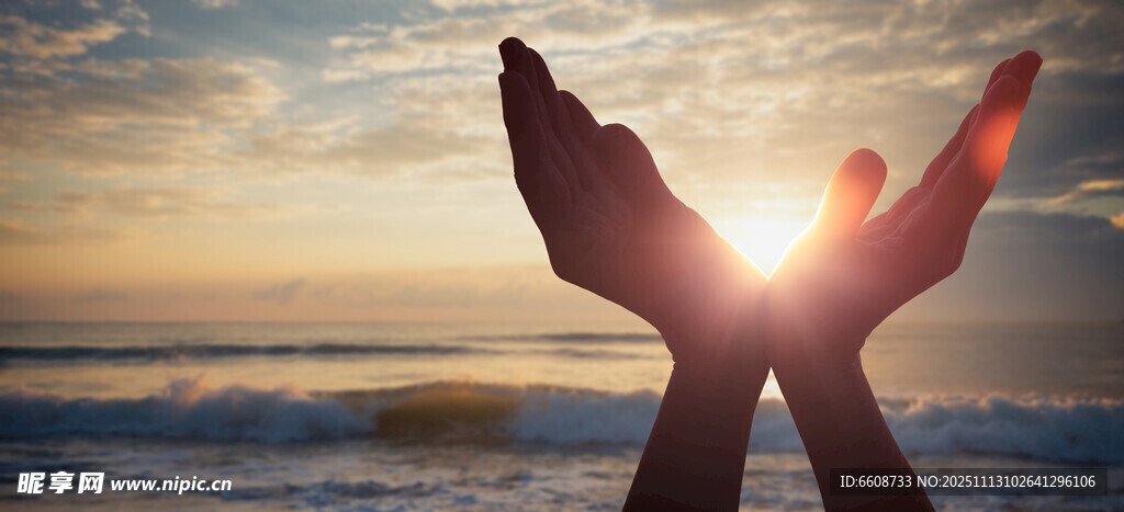 双手托举夕阳美景